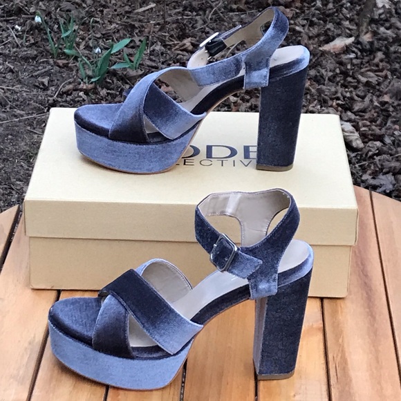 The Mode Collective☀️The Podium Sandal in charcoal - Picture 2 of 9